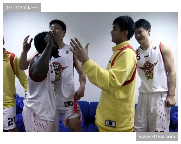 詹俊探望患病球迷鼓励勇敢坚强